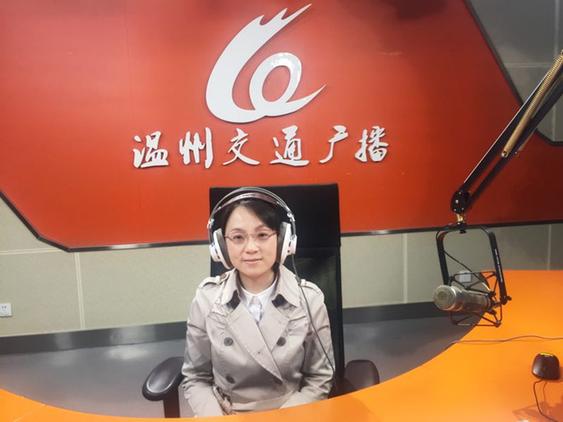 3月21日，感染科蘇菲菲副主任受溫州交通廣播《1039生活館.健康導(dǎo)醫(yī)》的邀請(qǐng)走進(jìn)直播室，向廣大的聽眾朋友詳細(xì)地講述如何有效防控結(jié)核病_副本.jpg